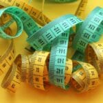 Jak zaszyć dziurę w swetrze?