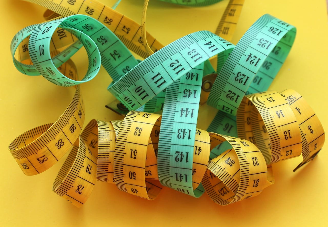 Skracanie spodni – najłatwiejsze metody