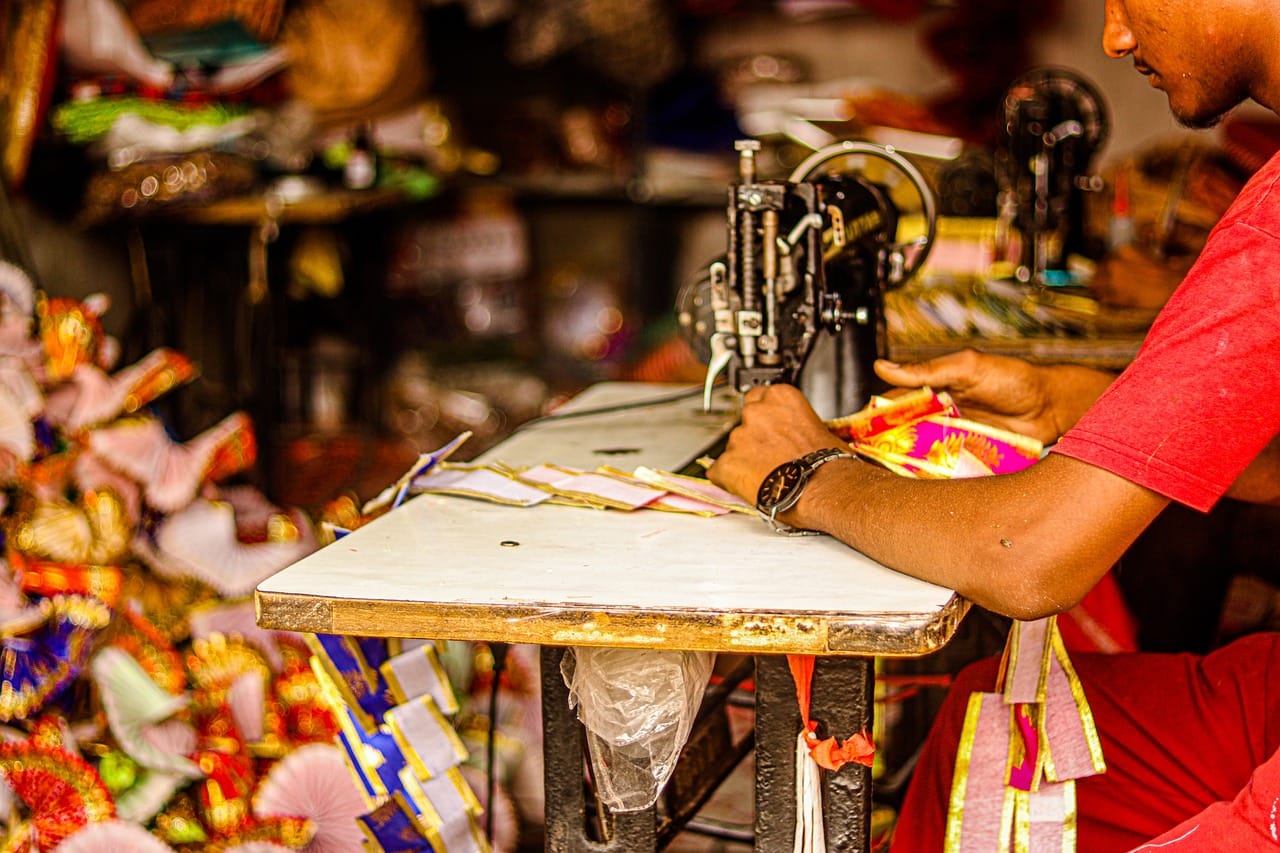 Jak przerobić stare jeansy na nowy projekt?