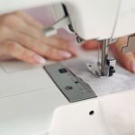 Krawcowa szyjąca resztki materiałów na maszynie w domowej pracowni