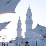 Nowoczesne zadaszenia i minarety meczetu w Medynie, Arabia Saudyjska