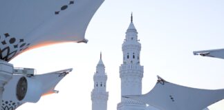 Nowoczesne zadaszenia i minarety meczetu w Medynie, Arabia Saudyjska