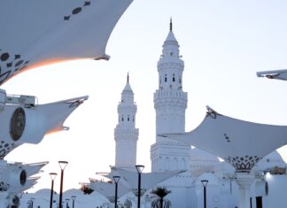 Nowoczesne zadaszenia i minarety meczetu w Medynie, Arabia Saudyjska