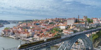 Podszewka wiskozowa, poliestrowa czy acetatowa – którą wybrać do płaszcza i sukienki? Podszewka wiskozowa, poliestrowa czy acetatowa – którą wybrać do płaszcza i sukienki?
